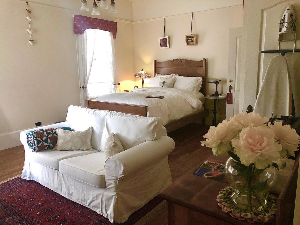 Starlight Pines Bed & Breakfast แฟลกสตาฟ ภายนอก รูปภาพ