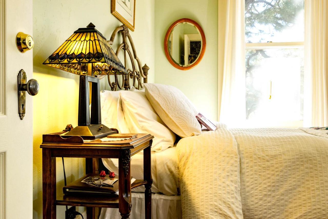 Starlight Pines Bed & Breakfast แฟลกสตาฟ ภายนอก รูปภาพ